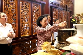 Thường trực Ban Bí thư, Trưởng Ban Tổ chức Trung ương Trương Thị Mai dâng hương tưởng niệm Vua Hùng