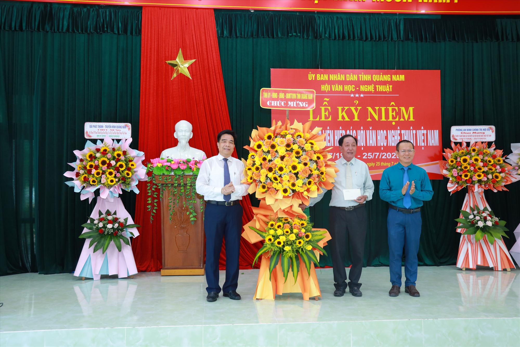 Quang Nam writers and artists continue to promote tradition, creating ...