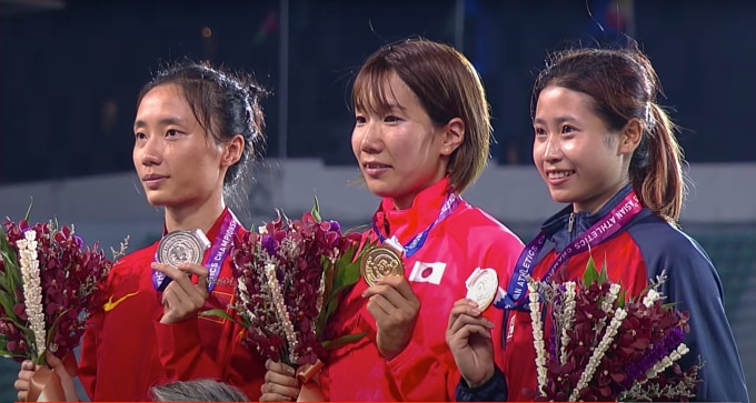 Nguyễn Thị Hường (phải) giành HC đồng nhảy ba bước lịch sử ở Giải điền kinh vô địch châu Á 2023. Ảnh: Chụp màn hình