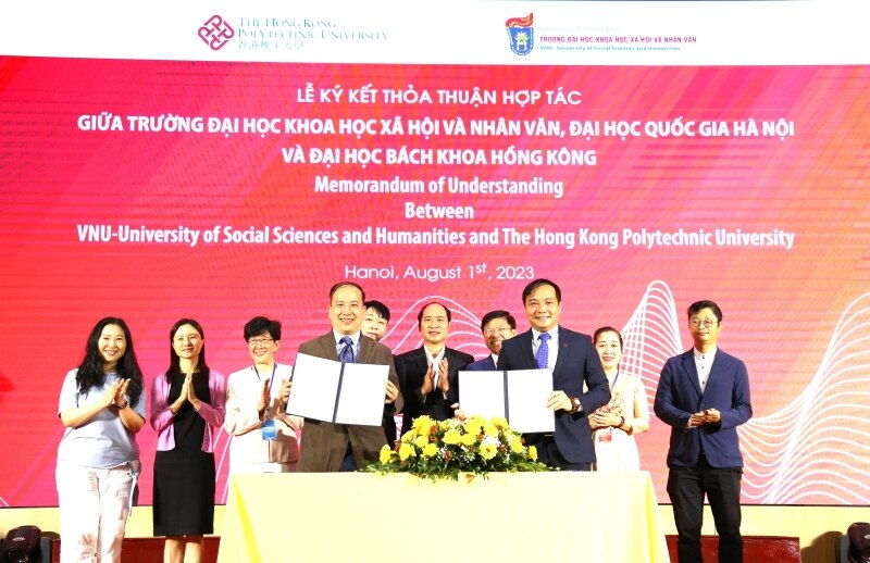 Trong khuôn khổ Hội thảo, Thứ trưởng Nguyễn Văn Hồi chứng kiến lễ ký kết thỏa thuận hợp tác giữa trường Đại học KHXH&NV và Đại học Bách khoa Hồng Kông.
