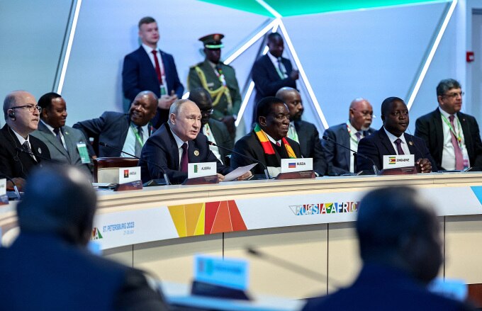 Tống thống Vladimir Putin cùng các quan chức châu Phi tại hội nghị thượng đỉnh Nga - châu Phi ở St. Petersburg ngày 28/7. Ảnh: Reuters