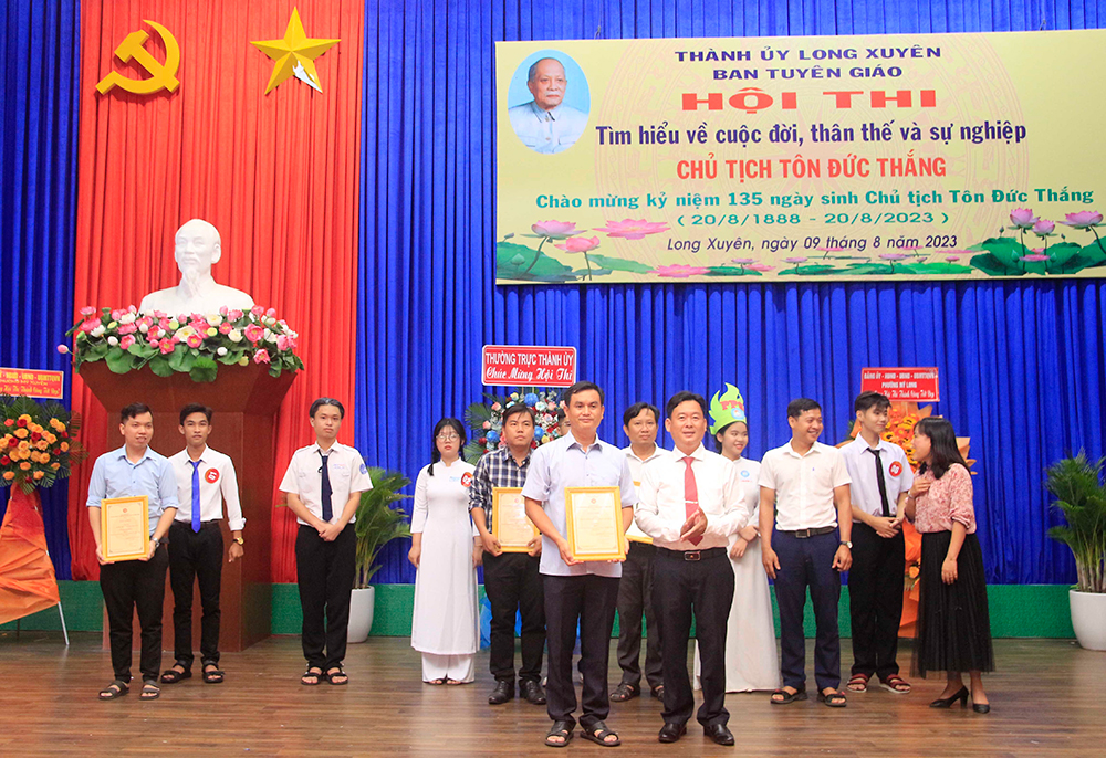 Thoai Ngoc Hau High School for the Gifted won the first prize in the ...