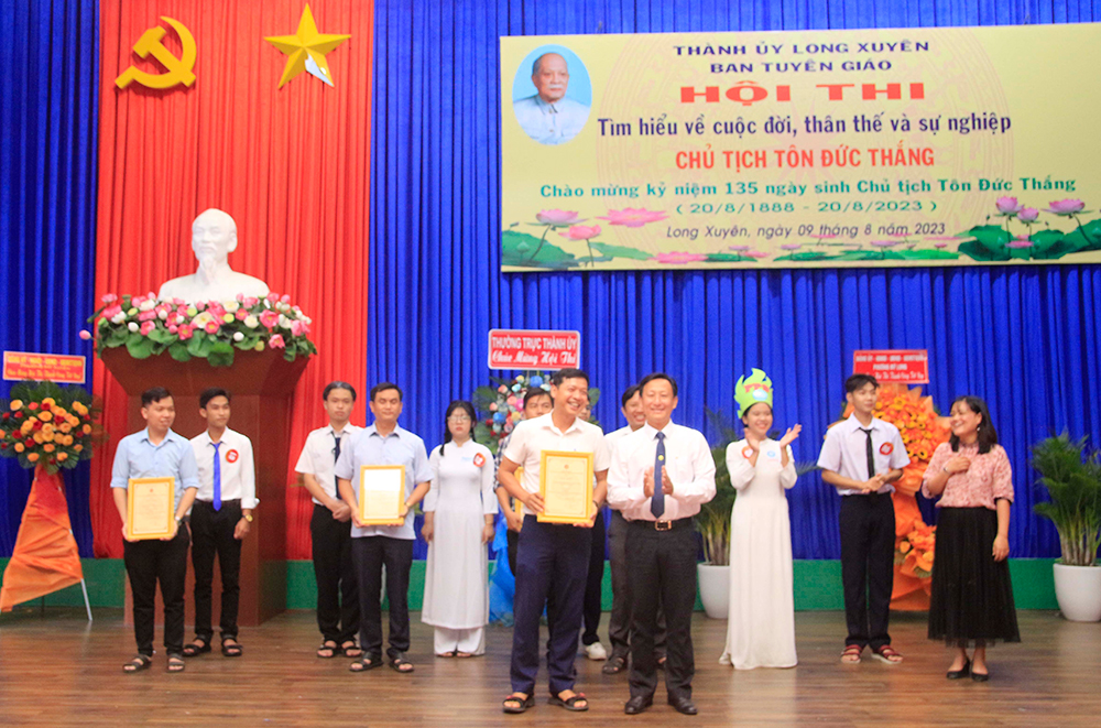 Thoai Ngoc Hau High School for the Gifted won the first prize in the ...