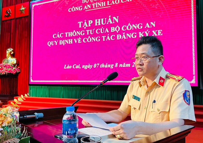 Ảnh 2. Thượng tá Trần Hùng - Phó trưởng Phòng Cảnh sát giao thông giảng viên tại lớp tập huấn.jpg