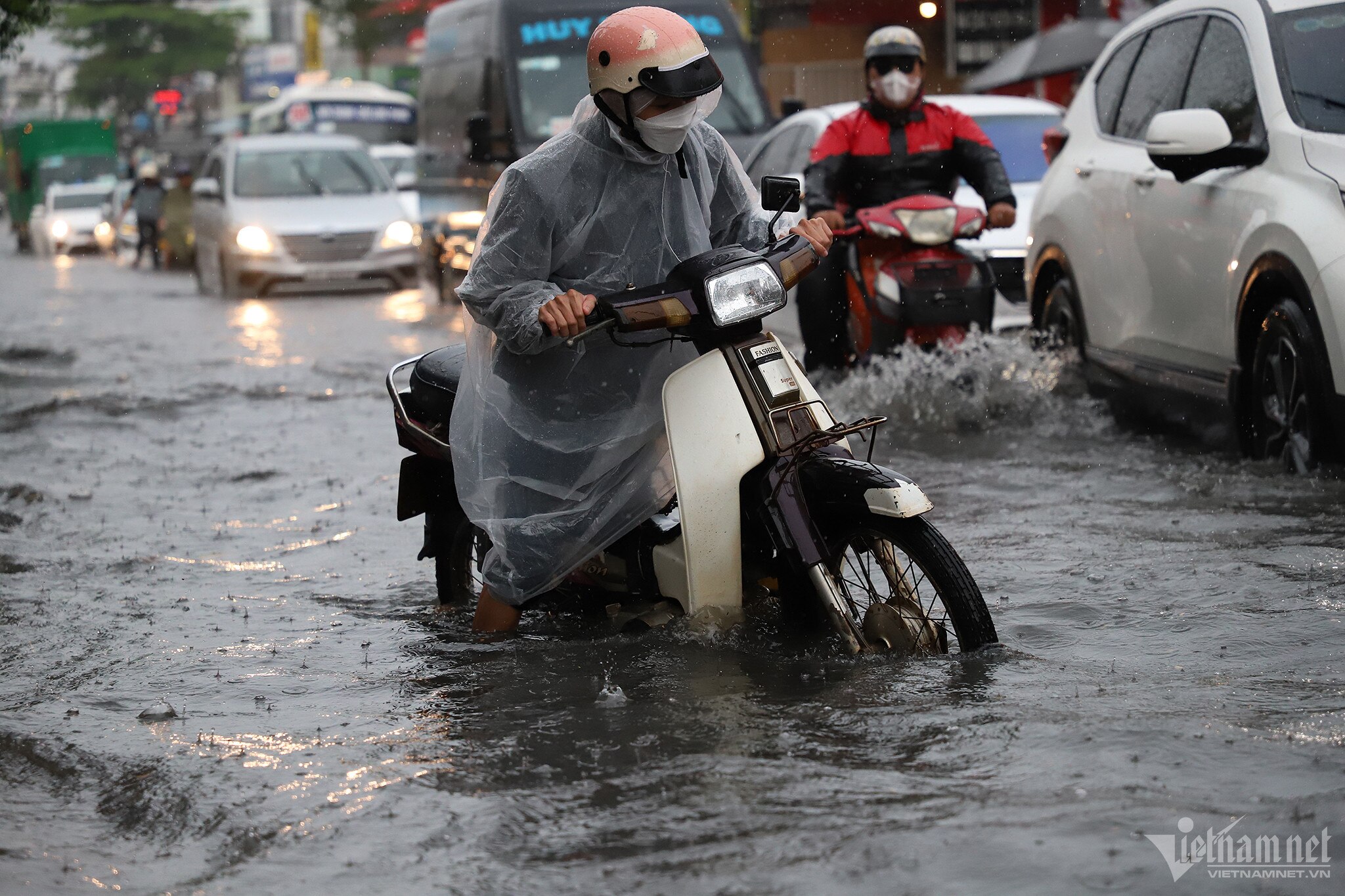 Черная вода на многих улицах Хошимина после сильного дождя - Vietnam.vn