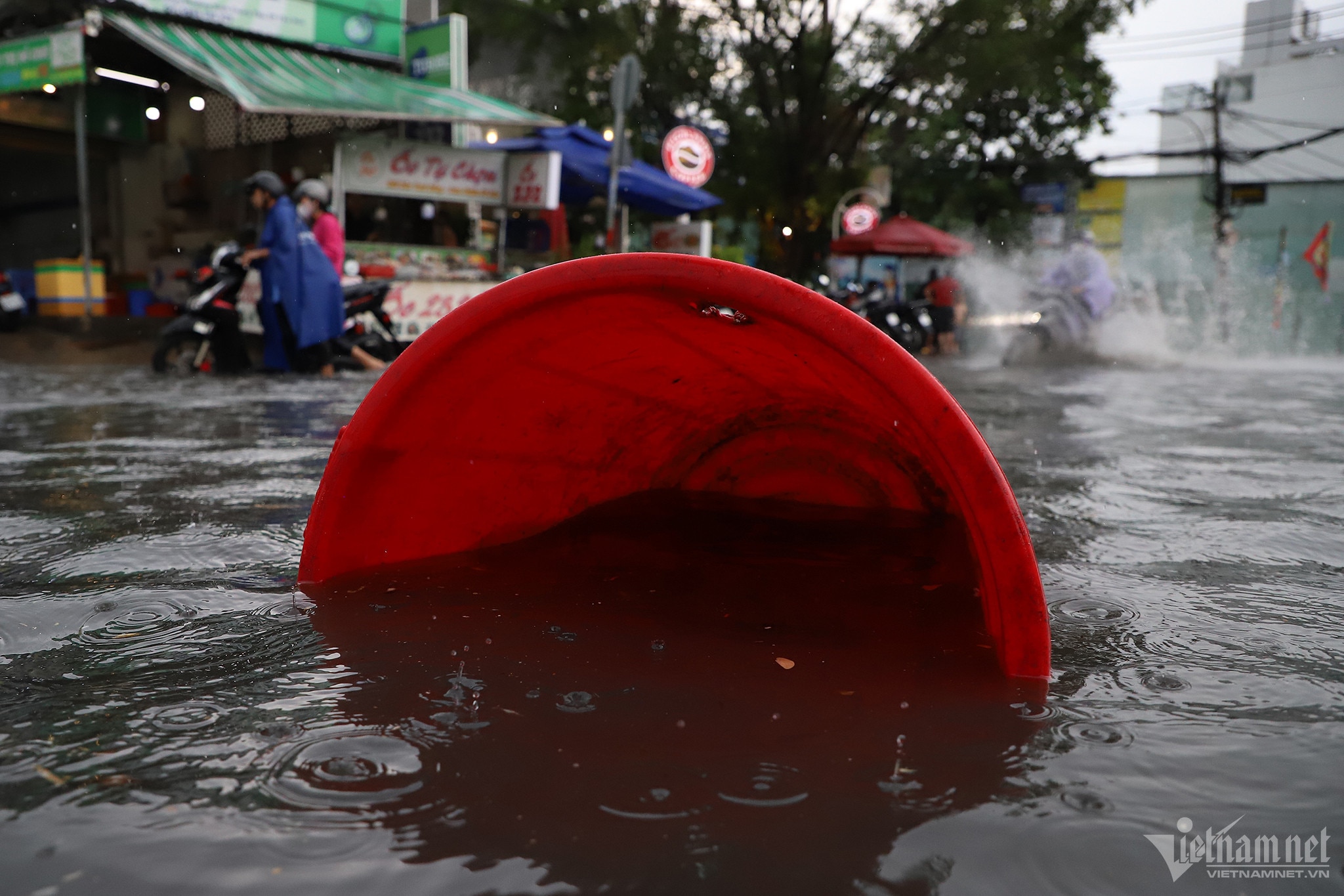 Черная вода на многих улицах Хошимина после сильного дождя - Vietnam.vn