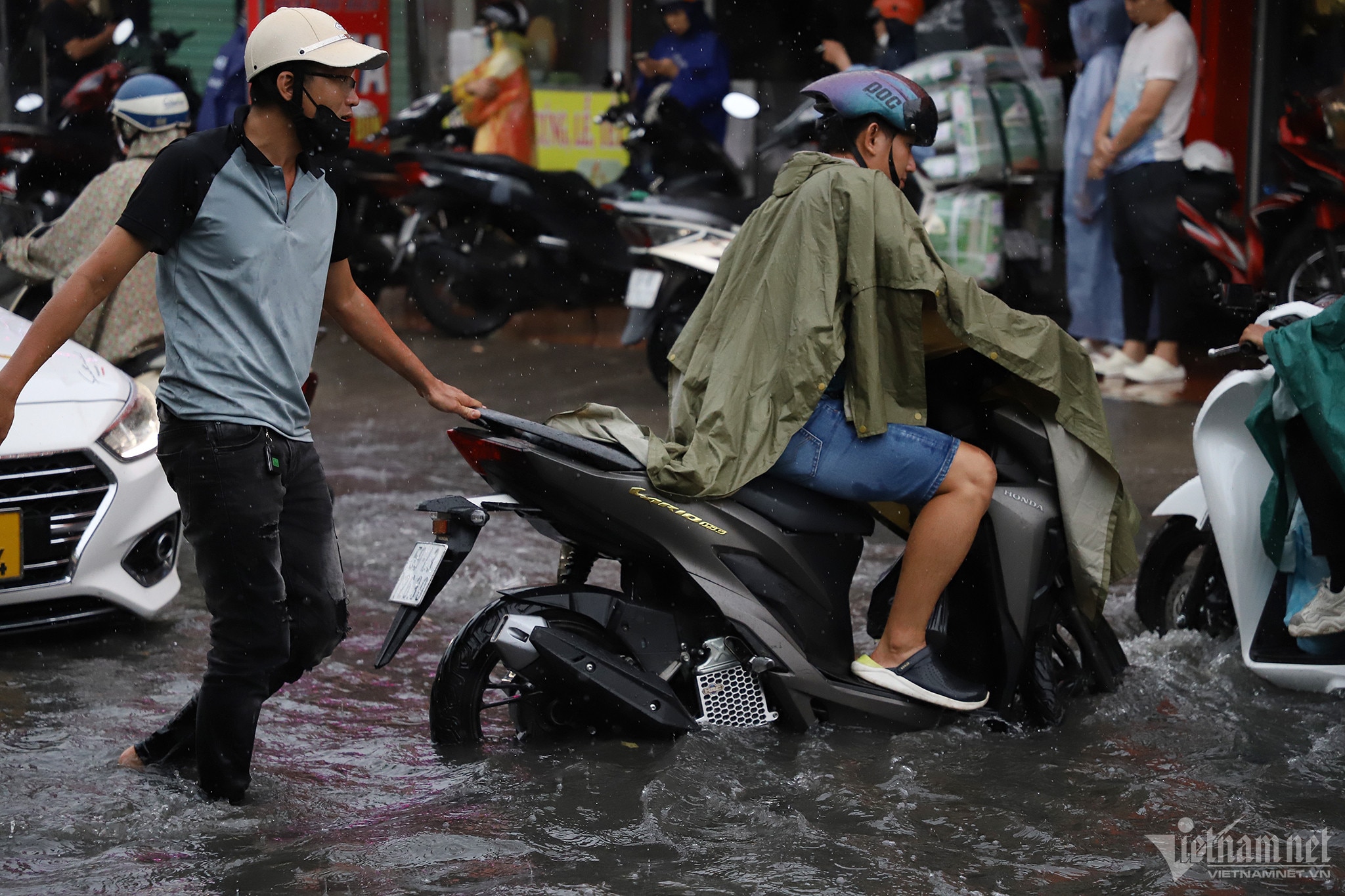 Черная вода на многих улицах Хошимина после сильного дождя - Vietnam.vn