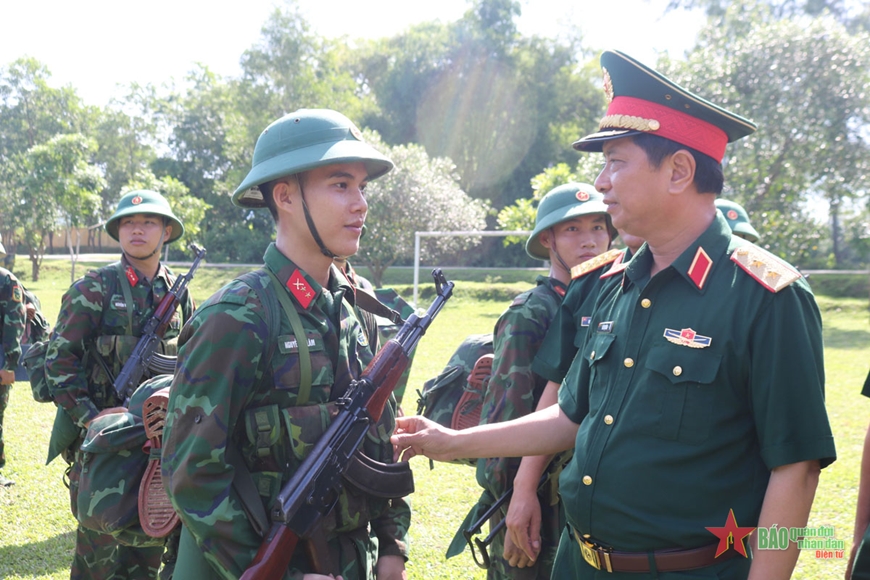 Lieutenant General Ha Tho Binh, Commander of Military Region 4 ...