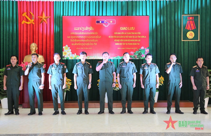 Son La: Exchange with students of the Lao People's Army studying ...