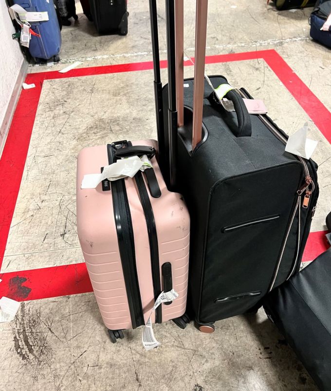 Sa valise perdue lors d'un voyage en Europe; il retrace ses