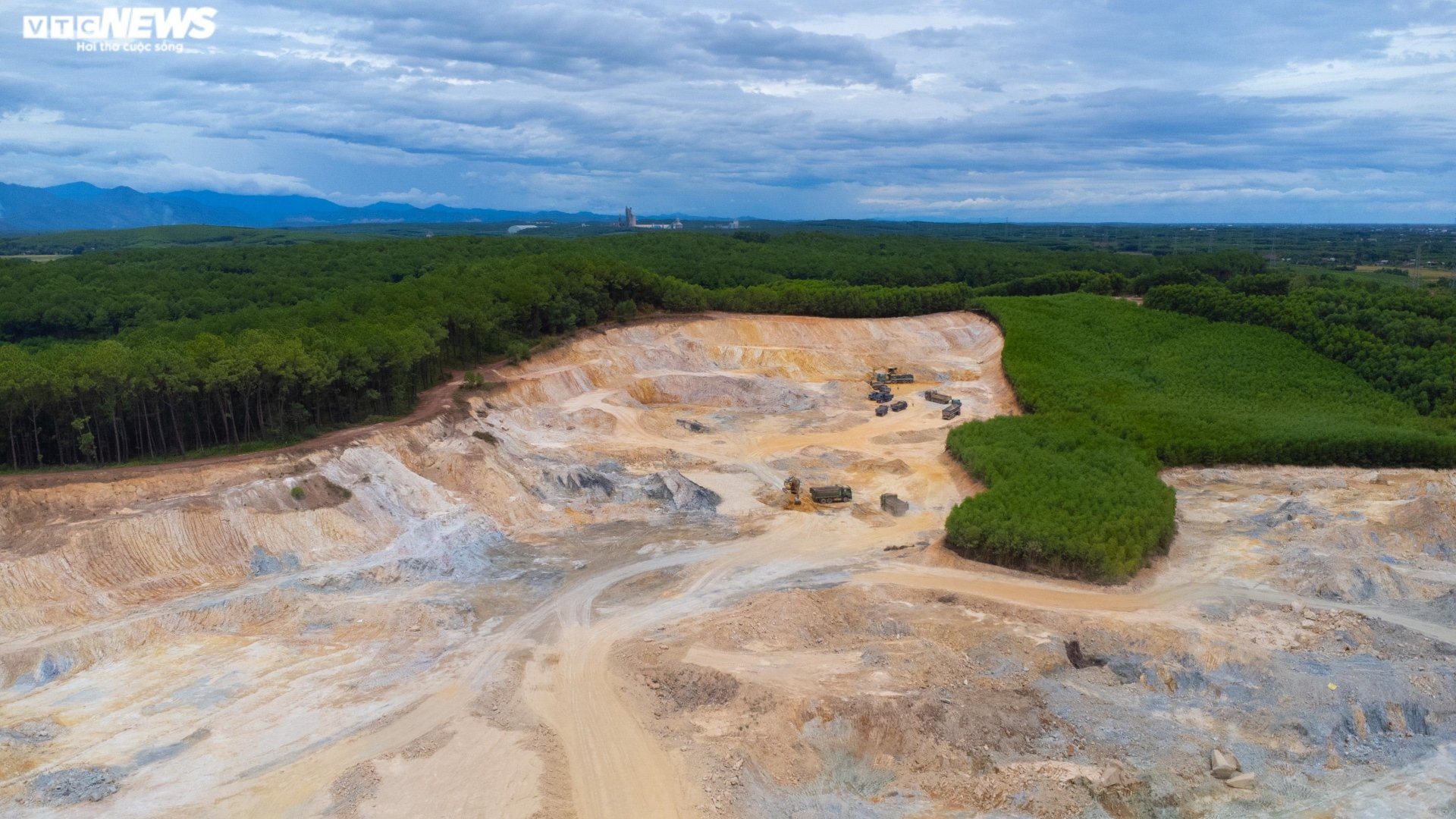 Thâm nhập đại công trường khai thác khoáng sản sai phép ở Thừa Thiên - Huế - 5