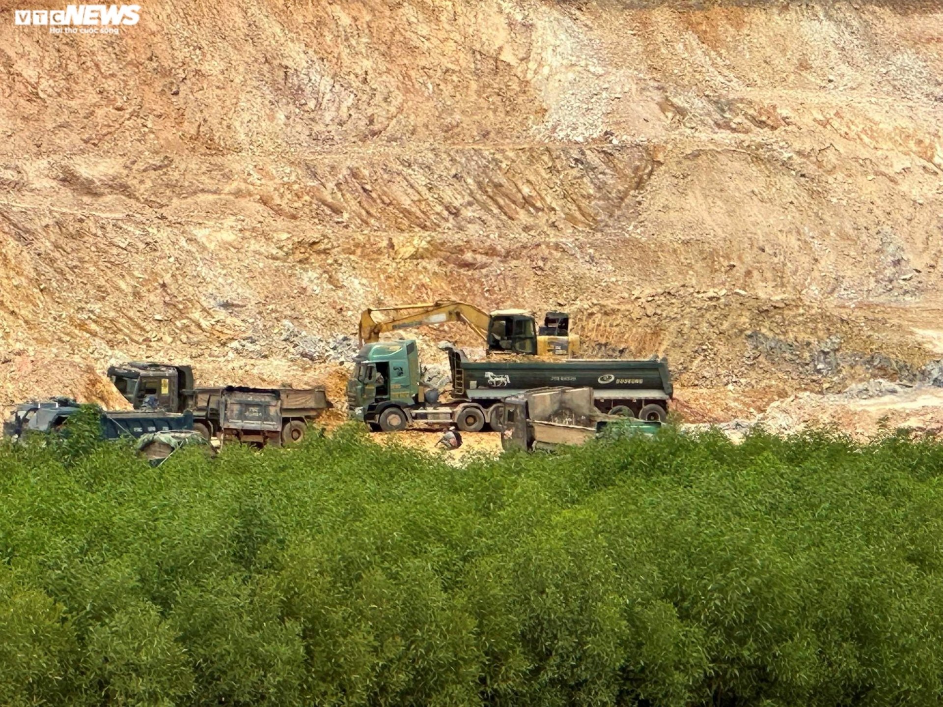 Thâm nhập đại công trường khai thác khoáng sản sai phép ở Thừa Thiên - Huế - 7