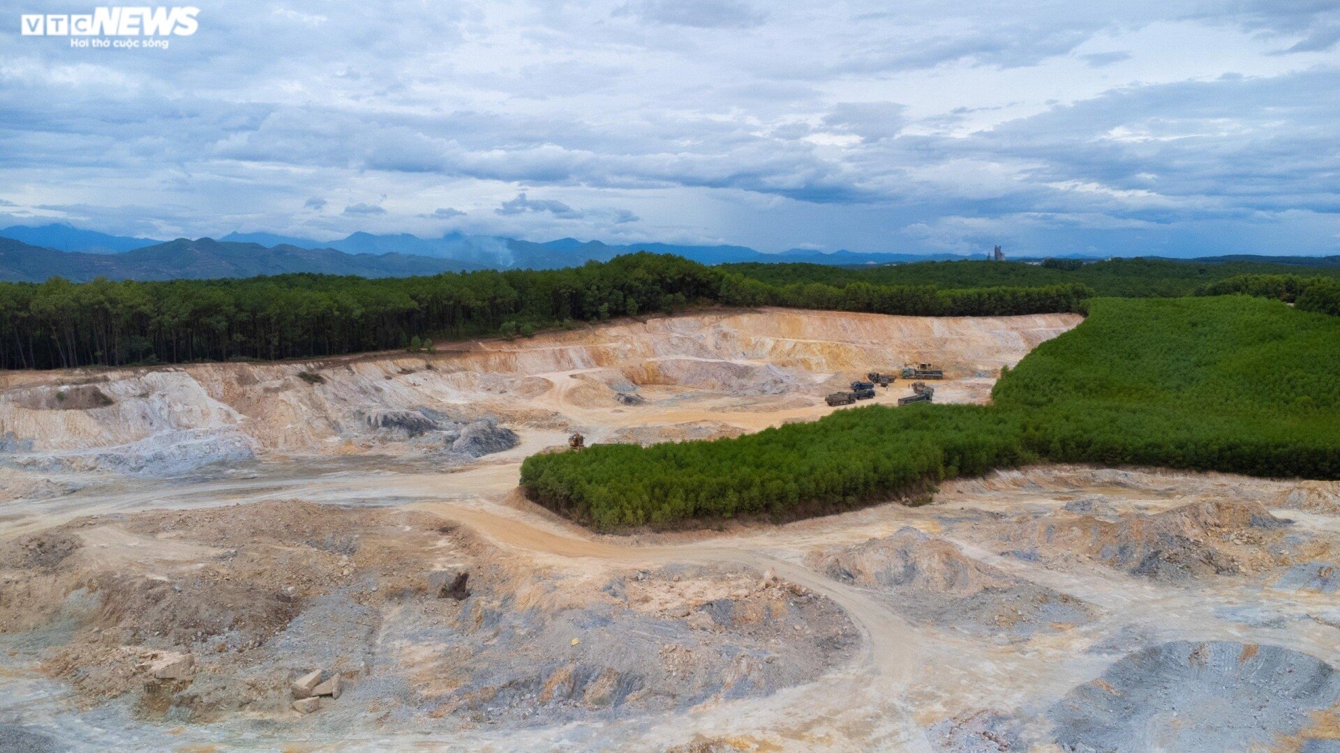 Thâm nhập đại công trường khai thác khoáng sản sai phép ở Thừa Thiên - Huế - 11