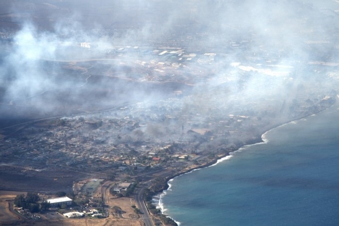 Khói bốc lên từ cháy rừng ở Hawaii ngày 10/8. Ảnh: AFP