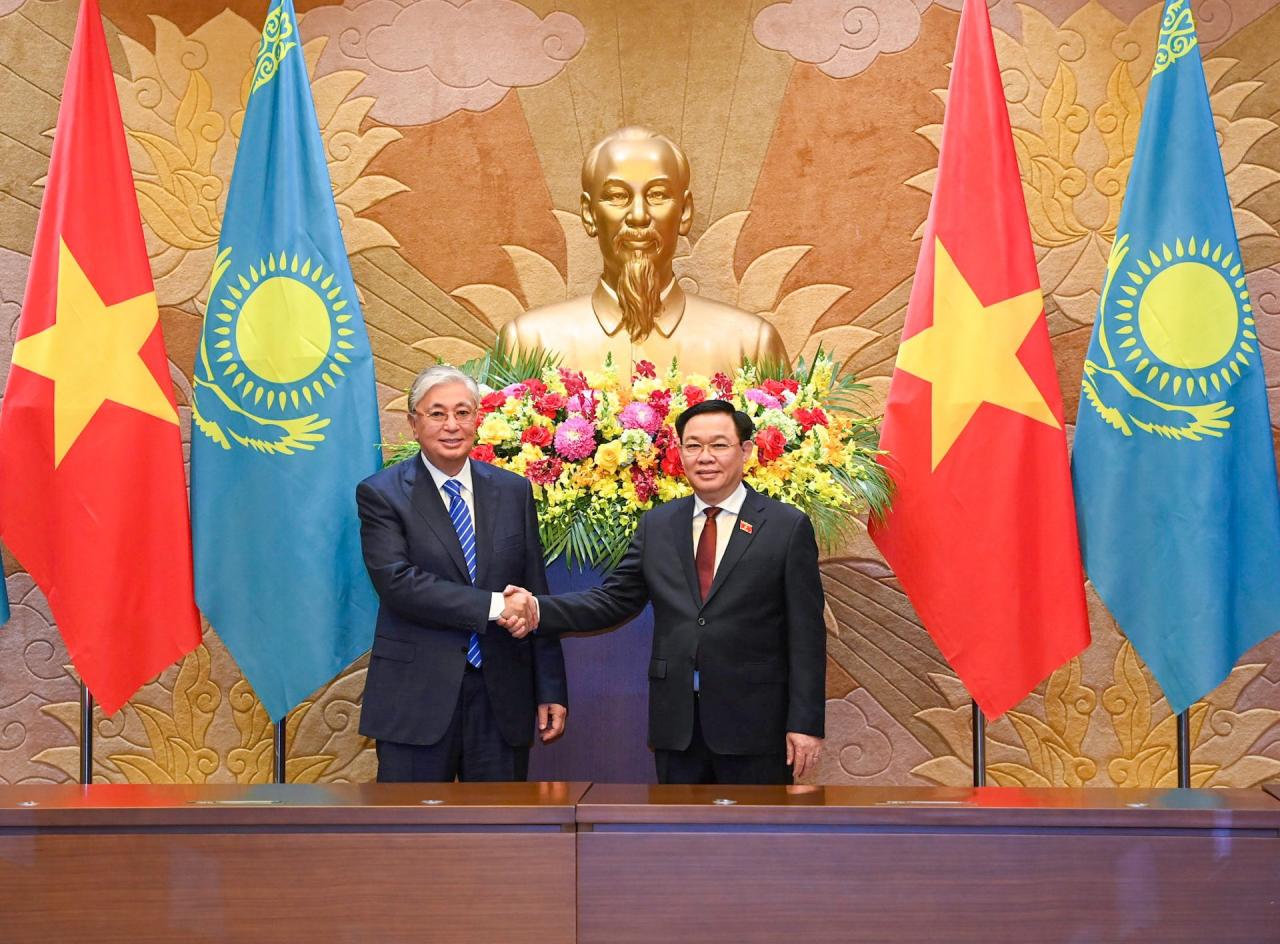 Chủ tịch Quốc hội Vương Đình Huệ và Tổng thống Kassym-Jomart Tokayev. Ảnh: Hải Nguyễn