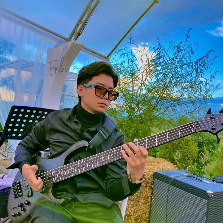 Ca sĩ, nhạc công Bùi Ngươn Huy Bảo.