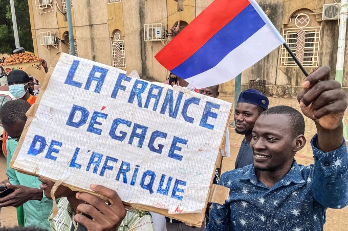Người dân Niger vẫy cờ Nga và cầm bảng phản đối Pháp trong cuộc biểu tình ở thủ đô Niamey ngày 3/8. Ảnh: AFP