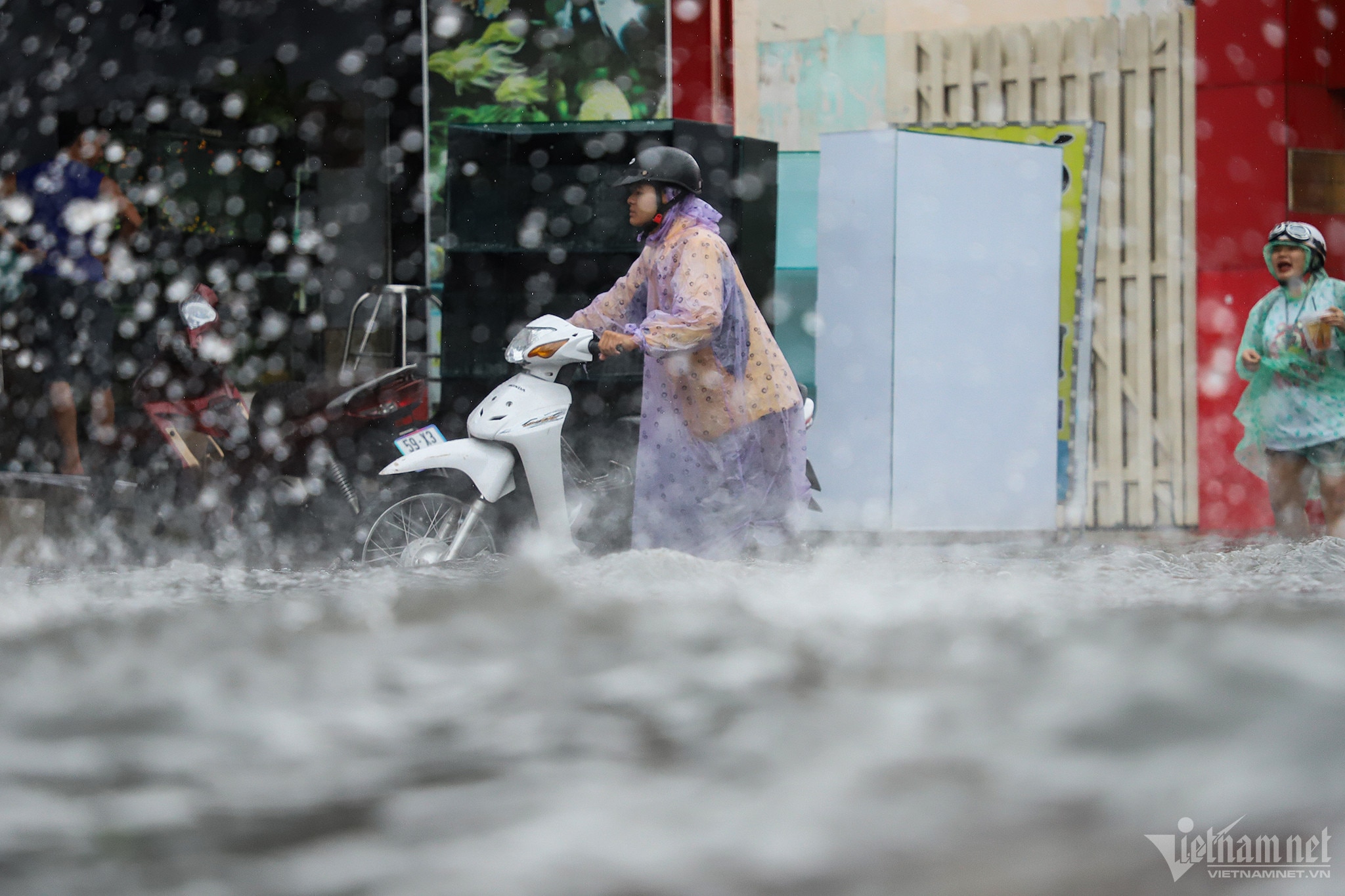 Черная вода на многих улицах Хошимина после сильного дождя - Vietnam.vn