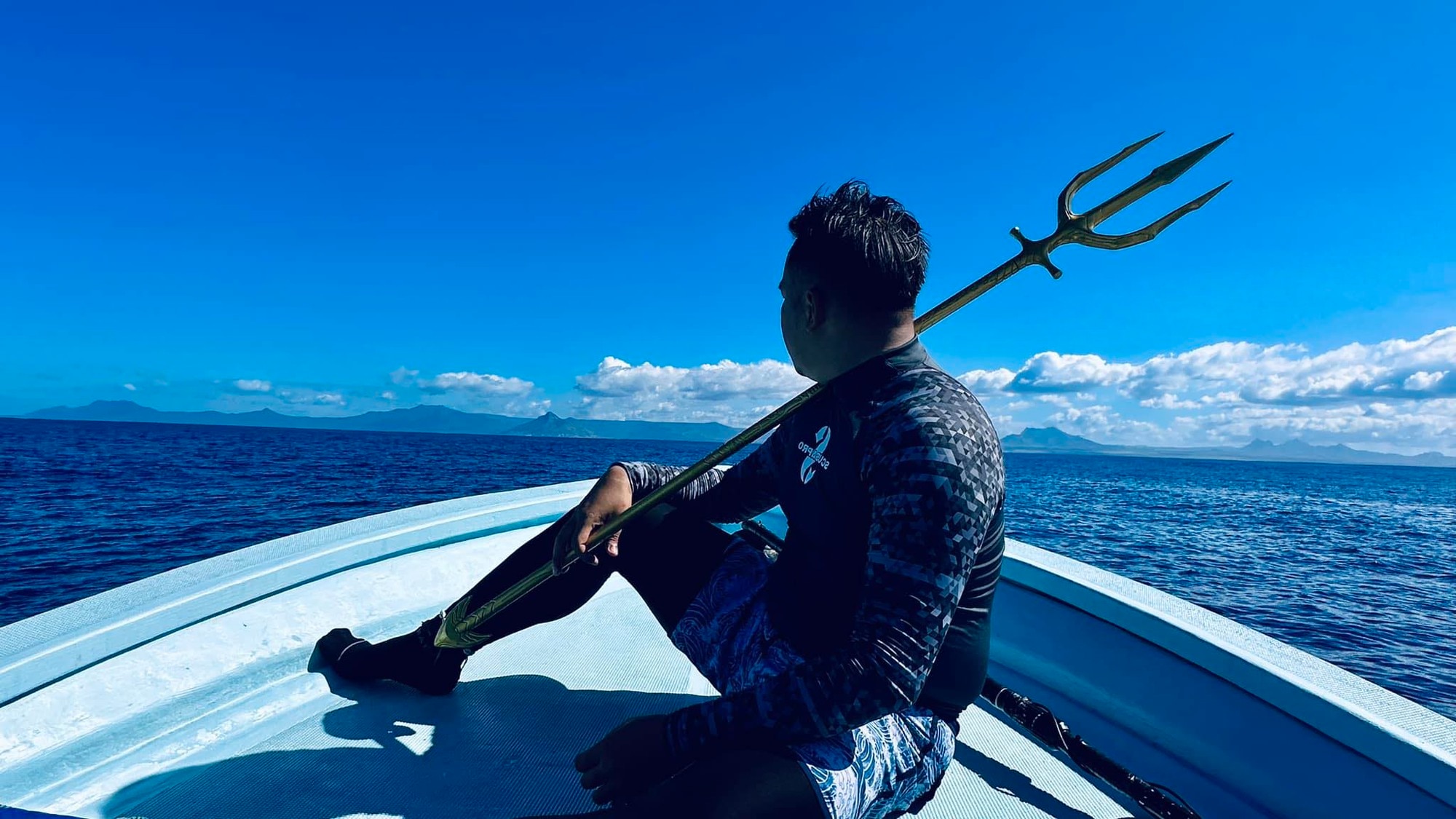 Trần Thanh Tâm trên tàu ra vùng biển có thể lặn ngắm cá voi lưng gù