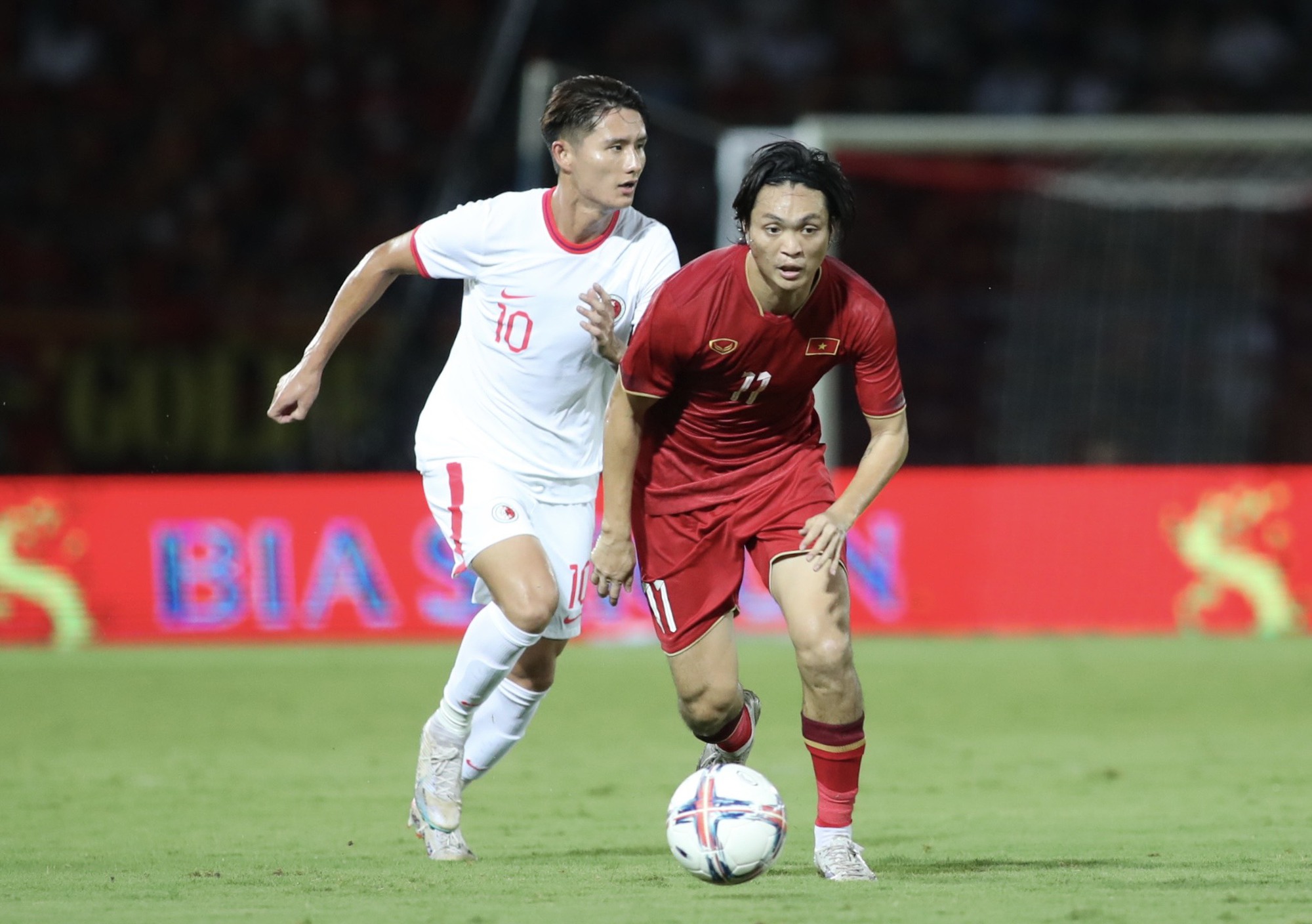 Tuấn Anh đi bóng trong trận thắng đội Hồng Kông 1-0