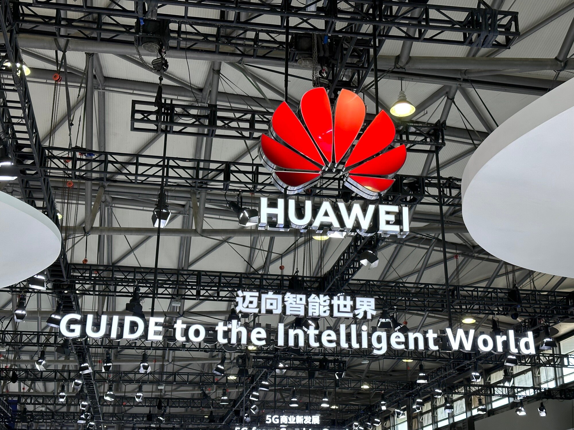 Huawei mở rộng hoạt động kinh doanh sang các lĩnh vực ít phụ thuộc chip cao cấp để giảm thiểu ảnh hưởng từ lệnh cấm từ Mỹ