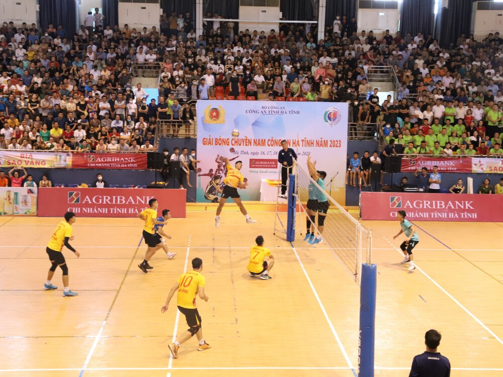 Sự kiện - Khán giả kín sân cổ vũ giải bóng chuyền Công an Hà Tĩnh