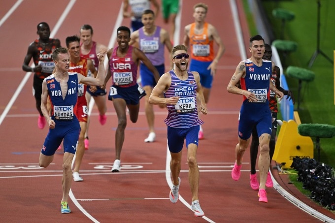 Ker (giữa) phấn khích sau khi đánh bại Ingebrigtsen trong 200 mét cuối để về nhất 1.500m nam giải VĐTG 2023 tại Budapest ngày 23/8. Ảnh: World Athletics