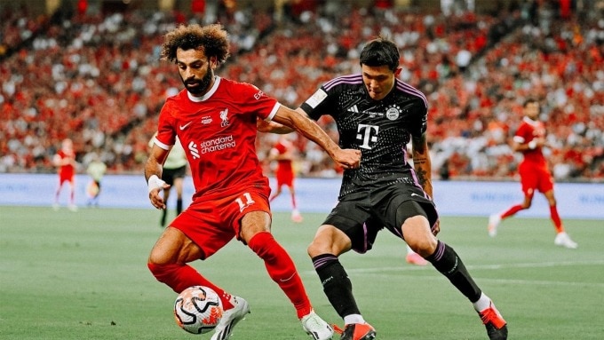 Salah im tiếng trước sự kèm cặp của trung vệ Bayern Kim Min-jae trong trận giao hữu trên sân Singapore chiều 2/8. Ảnh: liverpoolfc.com