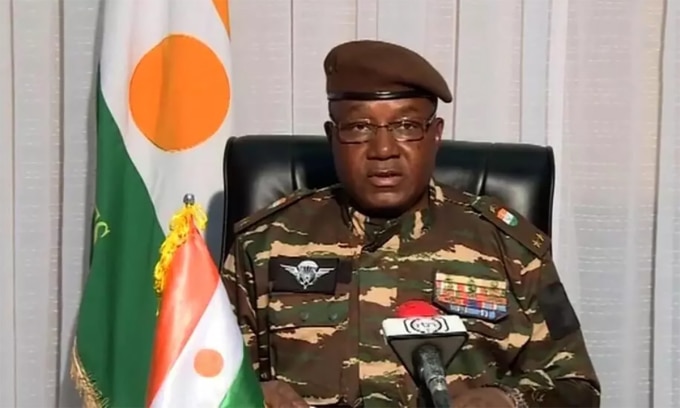 Tướng Abdourahamane Tiani xuất hiện trên truyền hình Niger ngày 28/7. Ảnh: AFP