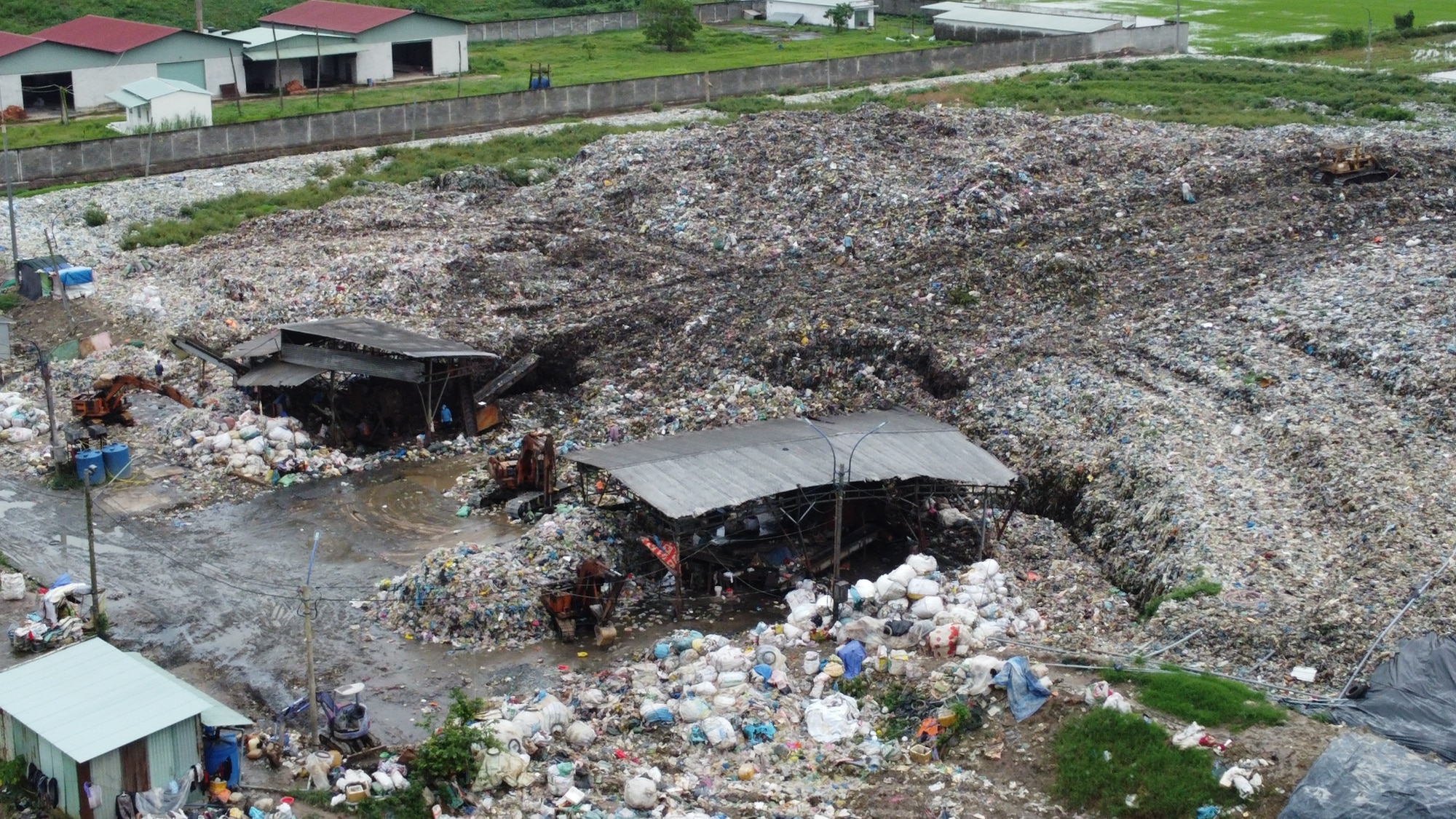 Люди на Западе в ярости в окружении мусора - Vietnam.vn