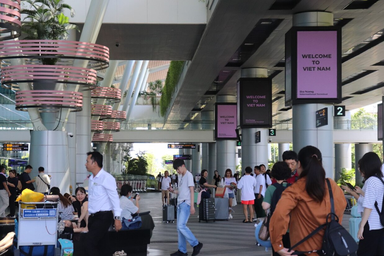 Nhà ga quốc tế tại sân bay Đà Nẵng trang trí poster, băng rôn tông hồng - đen chào đón du khách nhân sự kiện Blackpink đến Việt Nam biểu diễn. Ảnh: Nguyễn Linh