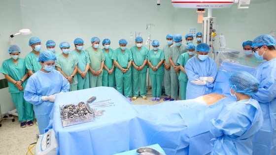 Tạng người thanh niên chết não ở Nghệ An hồi sinh cùng lúc trong cơ thể 5 bệnh nhân  ảnh 1