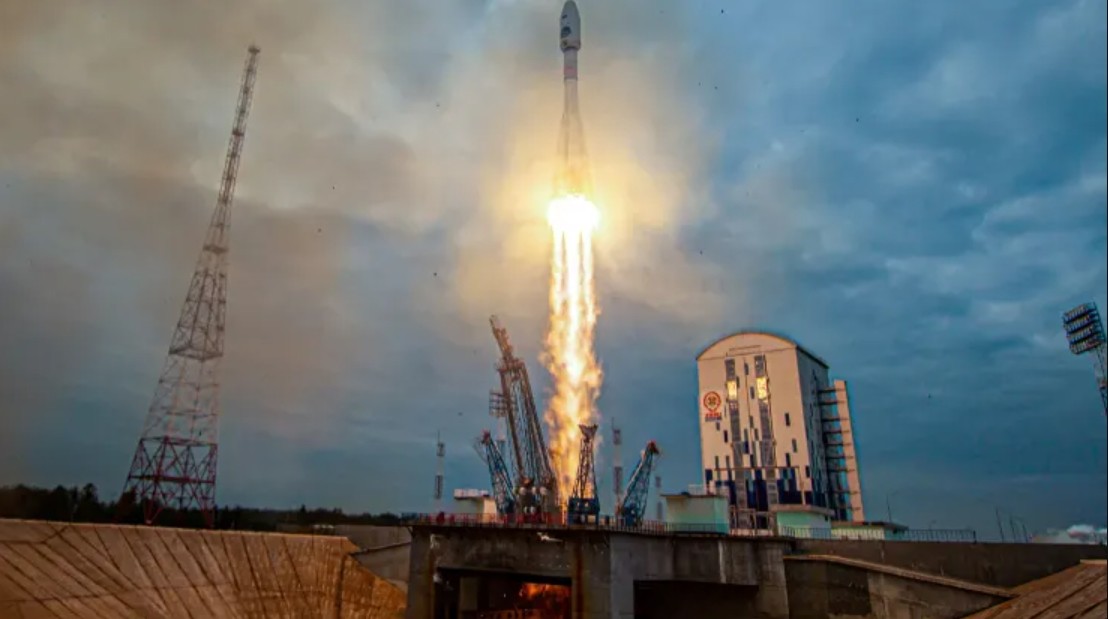 Tên lửa đẩy Soyuz-2.1b với tầng trên Fregat và tàu đổ bộ Luna-25 phóng từ bệ phóng tại sân bay vũ trụ Vostochny ở vùng Viễn Đông Amur, Nga, ngày 11/8. (Nguồn: Reuters)