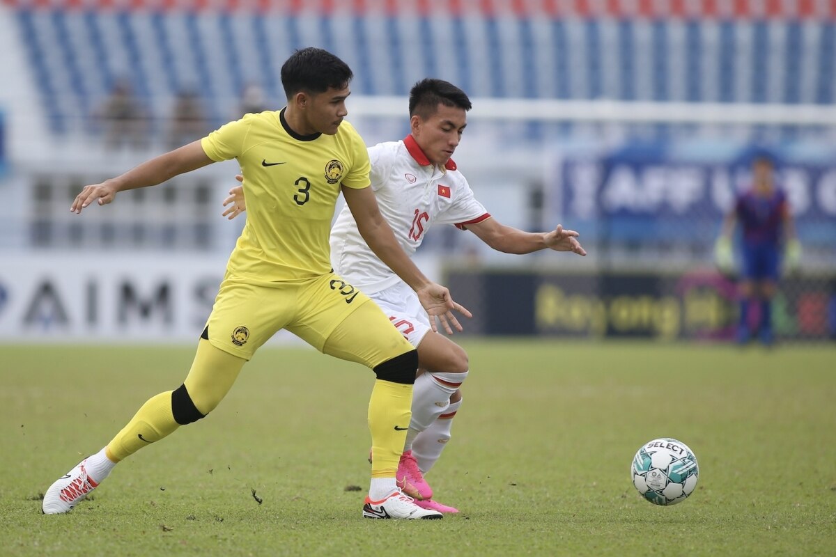 Watch U23 Vietnam easily beat Malaysia U23 in the semi-finals of U23 ...