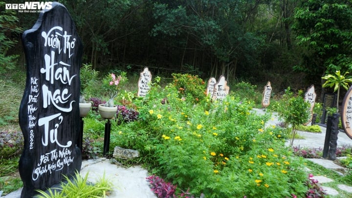 Vườn thơ Hàn mạc Tử tại đồi Thi Nhân, Ghềnh Ráng, TP. Quy Nhơn, Bình Định.