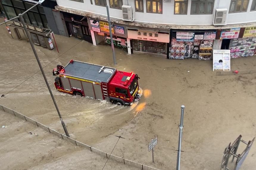 Terrible heavy rain, Hong Kong streets are submerged in water - Vietnam.vn