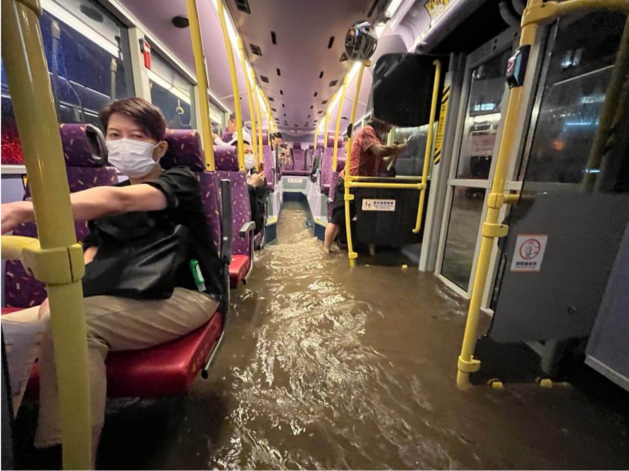 Close-up of terrible flooding in Hong Kong - Vietnam.vn