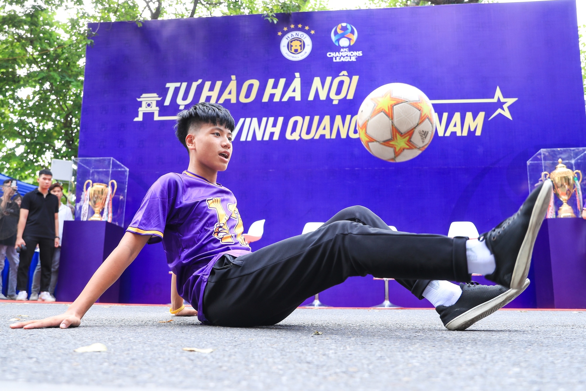 Hanoi FC interacts with fans, showing high determination at AFC Champions  League 2023/24 