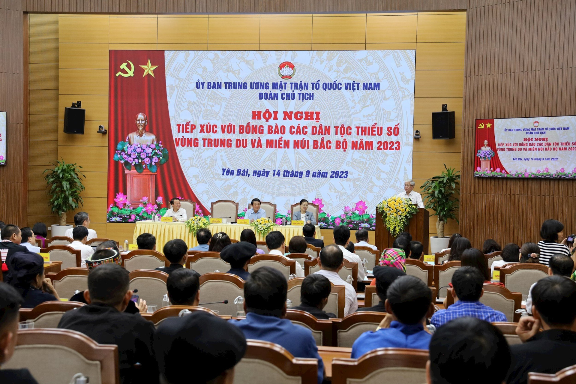 Leaders of the Vietnam Fatherland Front Central Committee and the ...