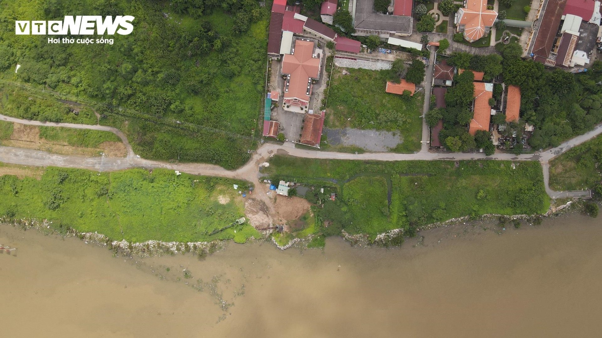 Cảnh đối lập 2 bờ sông Sài Gòn: Nơi sầm uất hiện đại, chỗ cỏ dại mọc um tùm - 5
