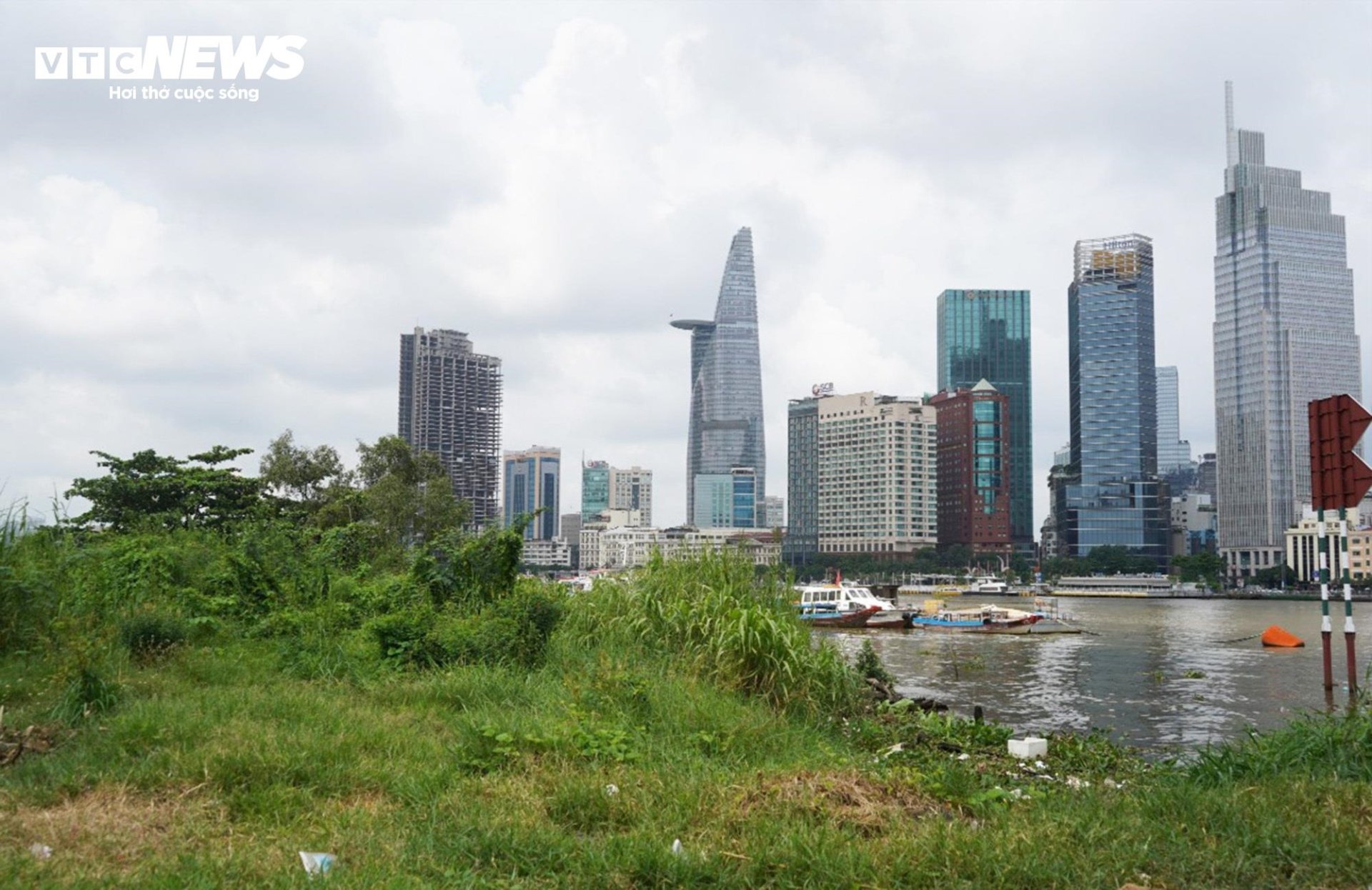 Cảnh đối lập 2 bờ sông Sài Gòn: Nơi sầm uất hiện đại, chỗ cỏ dại mọc um tùm - 8
