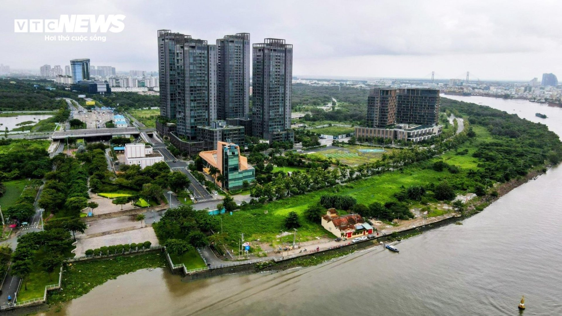 Cảnh đối lập 2 bờ sông Sài Gòn: Nơi sầm uất hiện đại, chỗ cỏ dại mọc um tùm - 9