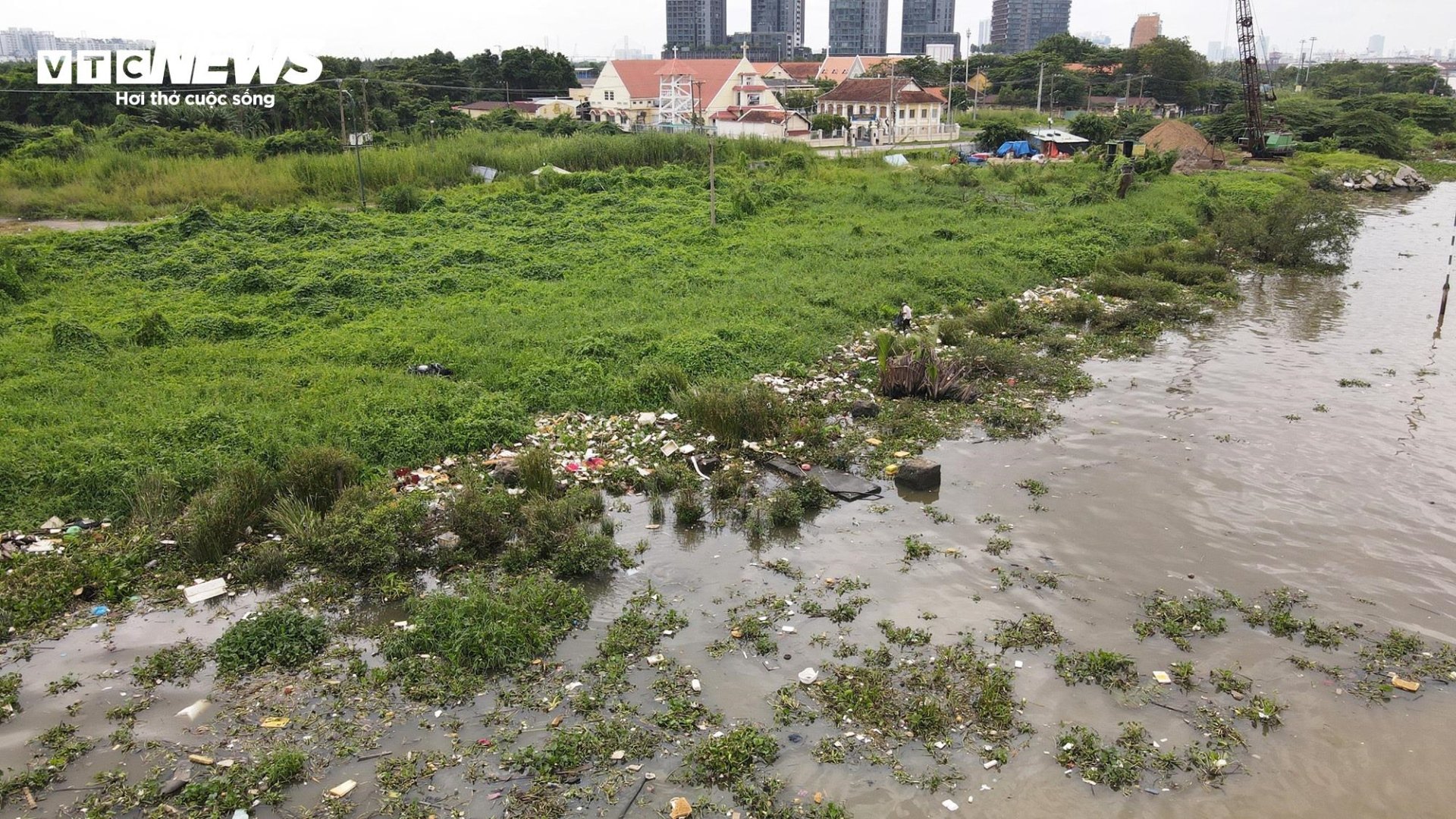 Cảnh đối lập 2 bờ sông Sài Gòn: Nơi sầm uất hiện đại, chỗ cỏ dại mọc um tùm - 13