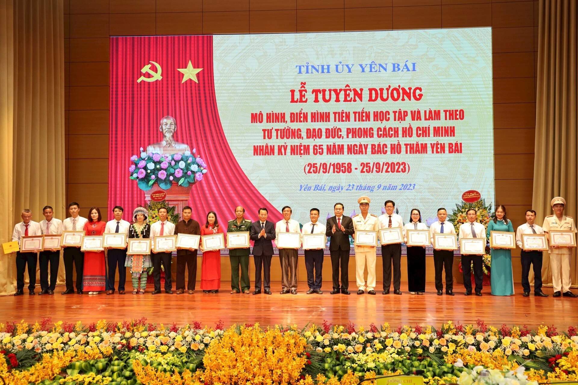 Standing Vice Chairman of the National Assembly Tran Thanh Man attended ...