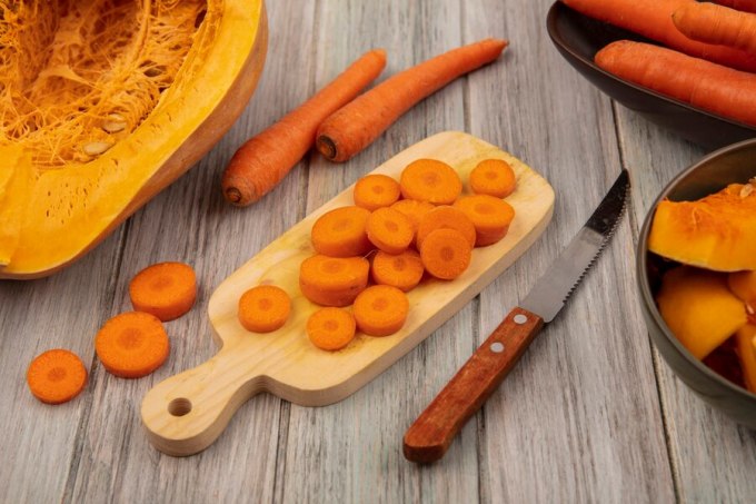 Cà rốt, bí đỏ giàu vitamin A, tốt cho sức khỏe trẻ. Ảnh: Freepik