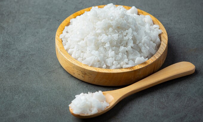 Tiêu thụ thực phẩm nhiều muối có thể gây ra các vấn đề về da. Ảnh: Freepik