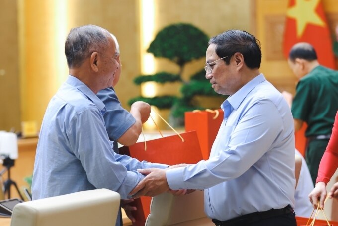 Thủ tướng Phạm Minh Chính gặp người có công tỉnh Nam Định, tháng 7/2023. Ảnh: Nhật Bắc