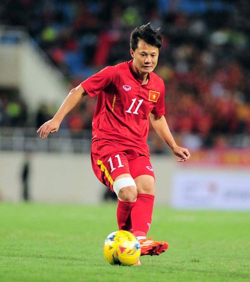 Cựu tiền vệ đội tuyển Việt Nam từng đoạt 4 Quả bóng vàng giải nghệ - Ảnh 1.
