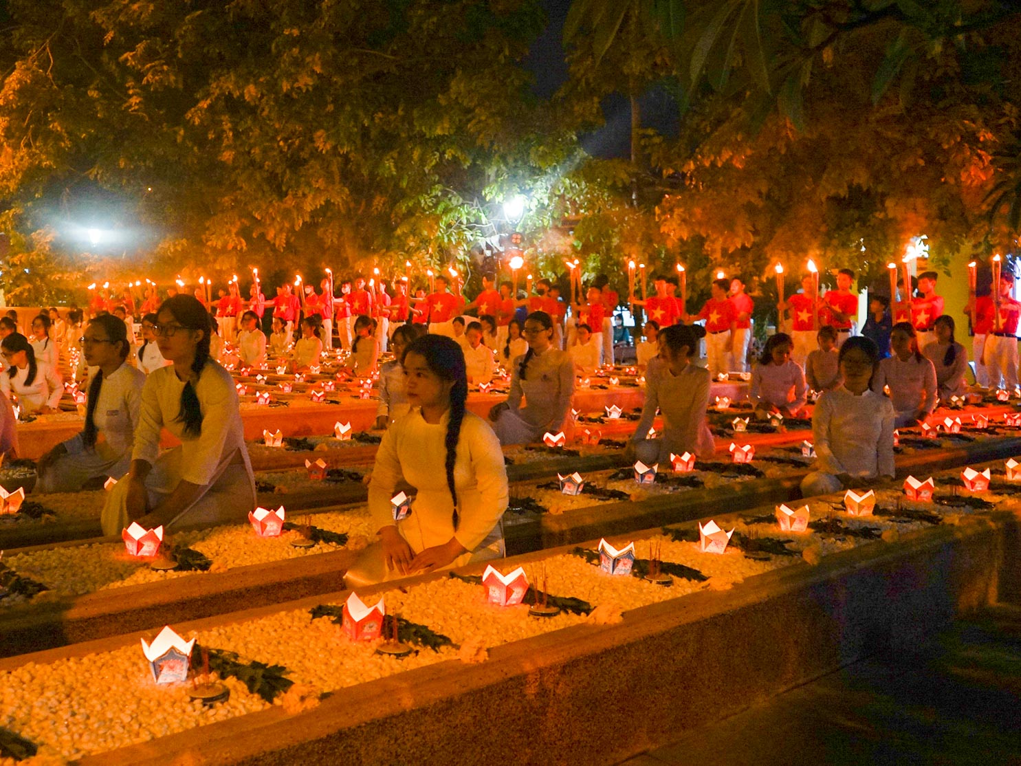 offering-incense-to-pay-tribute-to-martyrs-in-the-first-battle-against