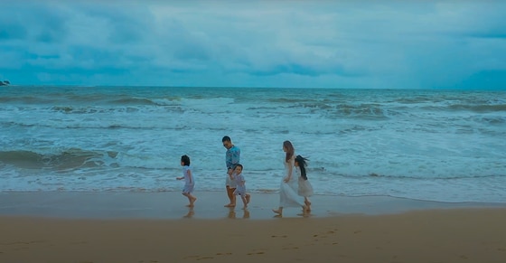 Lần đầu tiên bà xã Thu Hương và 3 người con xuất hiện trong MV của ca sĩ Tuấn Hưng ảnh 1